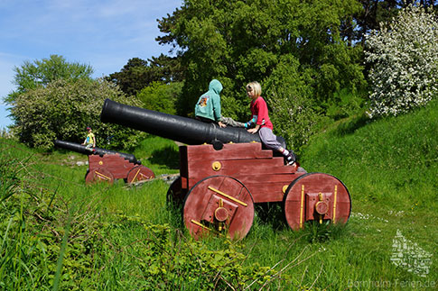 Die historischen Kanonen im Kanondalen am Südhafen von Rønne, Bornholm