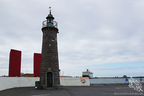 Der kleine Granitleuchtturm am Hafen von Roenne, Insel Bornholm, Daenemark