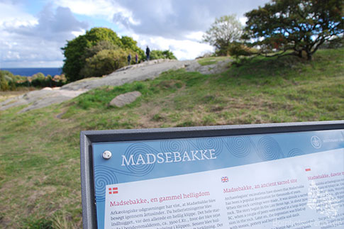 Leider nicht auf Deutsch beschildert - Die Madsebakke-Felszeichnungen bei Sandvig, Bornholm