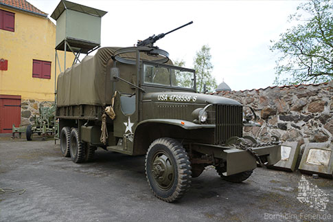 Amerikanischer Militär-LKW auf dem Hof des Verteidigungsmuseums, Rønne, Bornholm