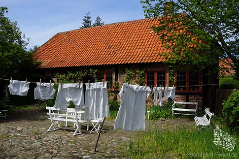 Historisches Flair auf dem Hof von Erichsens Gård, Rønne, Bornholm, Dänemark