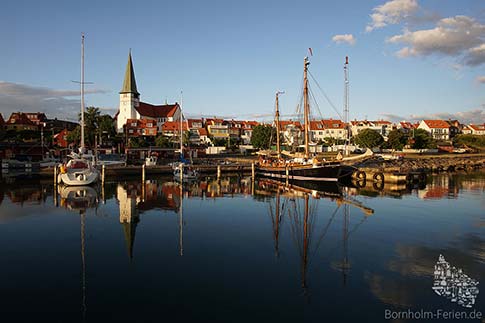 Die Nikolai Kirche in Rønne bei Sonnenuntergang, Bornholm, Dänemark