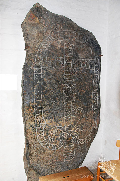 Runenstein in der Nylars Rundkirche auf Bornholm, Daenemark