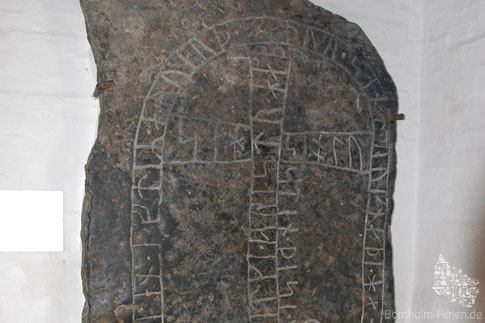 Runenstein in der Vorhalle der Rundkirche von Nylars, Bornholm, Dänemark