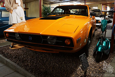 Viele futuristische Fahrzeuge findet man in der Ausstellung, wie diesen SAAB Sonett III von 1972, Bornholm, Dänemark