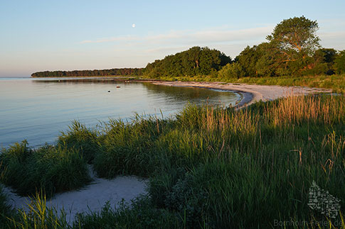 Sonnenaufgang am Strand von Snogebaek, Insel Bornholm, Daenemark