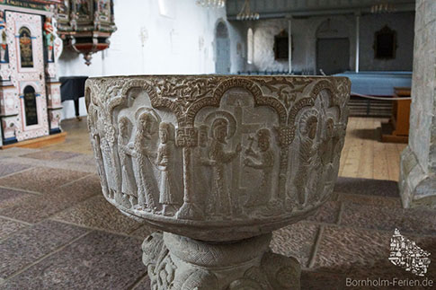 Das Taufbecken in der Aa Kirche - Kombination aus Runen und christlichen Motiven, Bornholm, Dänemark
