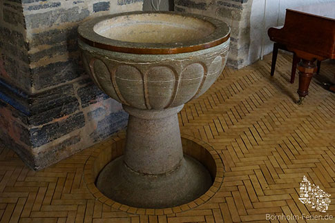 Der alte Taufstein der Sankt Bodils Kirke, Insel Bornholm, Dänemark