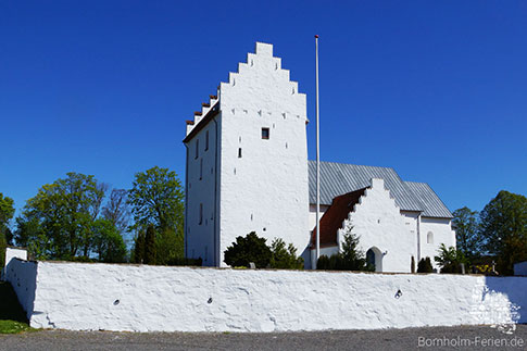 Der markante Turm der Sankt Bodils Kirke, Insel Bornholm, Dänemark