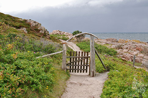 Dieses Tor markiert den Anfang der beliebten Hammertour - Zu Fuß an der Küste um Bornholms Nordspitze herum, Insel Bornholm, Dänemark Hammertour, Hammerodde, Insel Bornholm, Daenemark