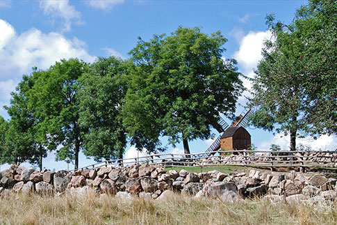 Die Melsted Mølle oberhalb der Ortschaft Melsted, Insel Bornholm, Dänemark