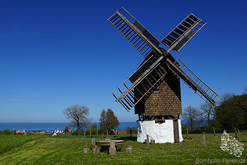 Die Bockwindmühle Melsted Mølle oberhalb des Museumsbauernhofs Melstedgård, Bornholm